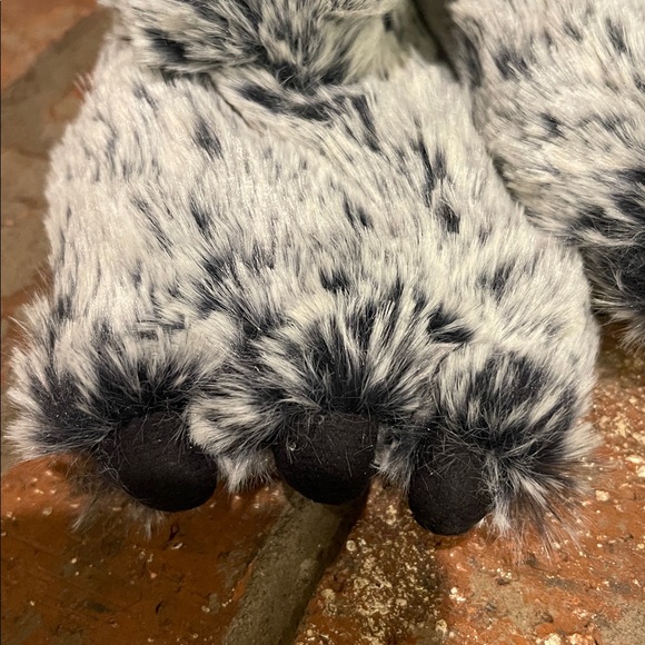 Cat & Jack Fuzzy Gray Slippers - Picture 5 of 10